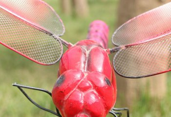 蜻蜓雕塑-農場池塘擺放卡通紅色玻璃鋼蜻蜓雕塑