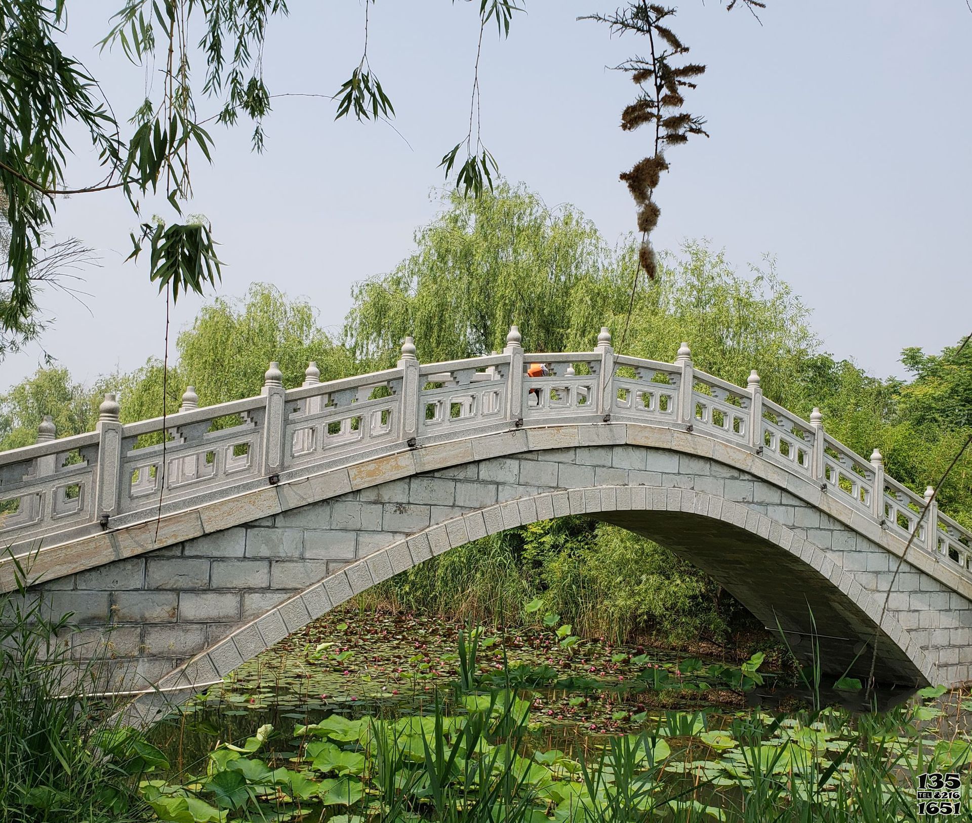 欄桿欄板雕塑-城市園林花崗巖鏤空拱橋欄桿高清圖片