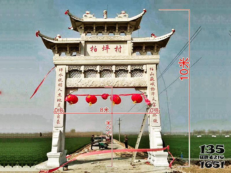 牌坊雕塑-新農(nóng)村建設(shè)單門三樓浮雕工藝石牌樓高清圖片