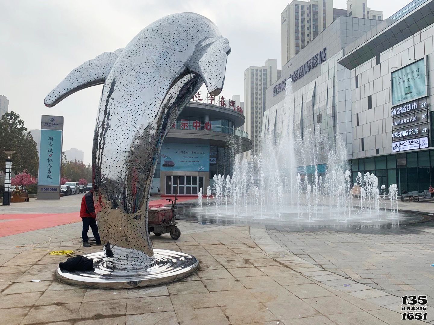 海豚雕塑-影院門(mén)口大型不銹鋼海豚雕塑高清圖片