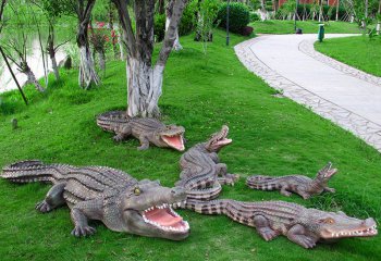 鱷魚(yú)雕塑-公園草地上擺放的形態(tài)各異的玻璃鋼鱷魚(yú)雕塑