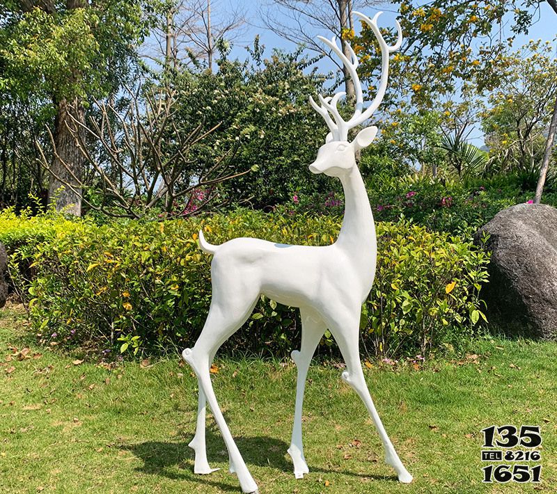 梅花鹿雕塑-公園景區(qū)玻璃鋼白色梅花鹿雕塑