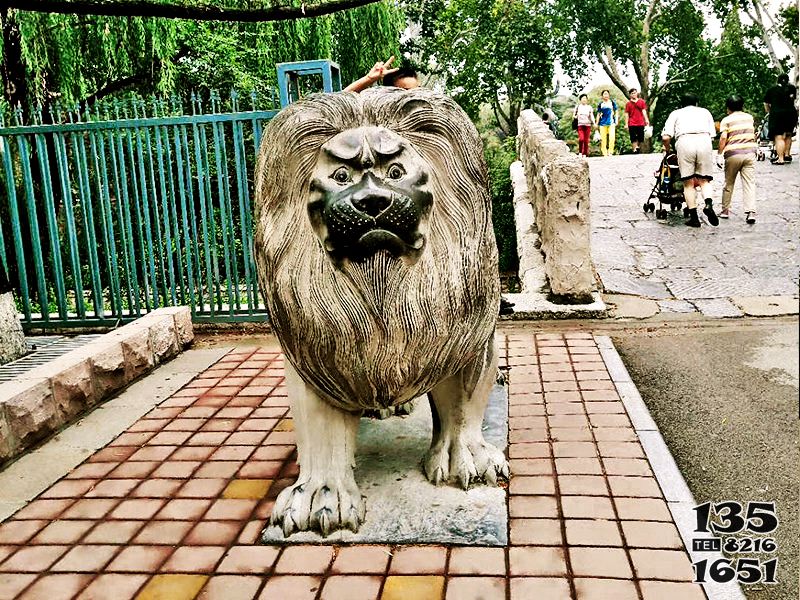 獅子雕塑-大型仿真玻璃鋼戶(hù)外街道創(chuàng)意行走的獅子雕塑高清圖片