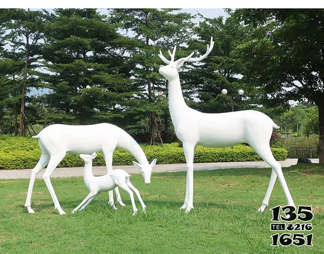 梅花鹿雕塑-公園草坪創意玻璃鋼一家三口白色梅花鹿雕塑高清圖片