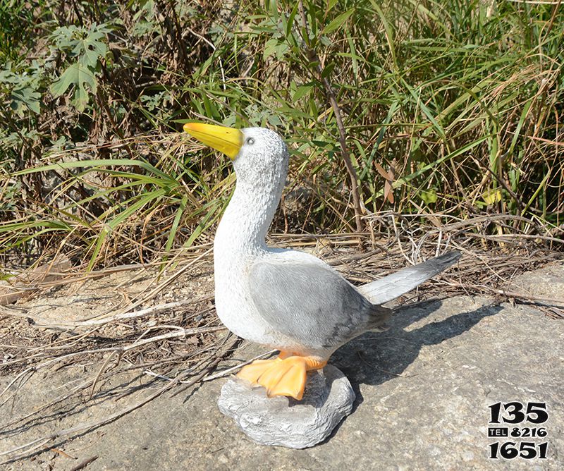 鴿子雕塑-公園湖邊創(chuàng)意個性玻璃鋼仿真動物鴿子雕塑高清圖片