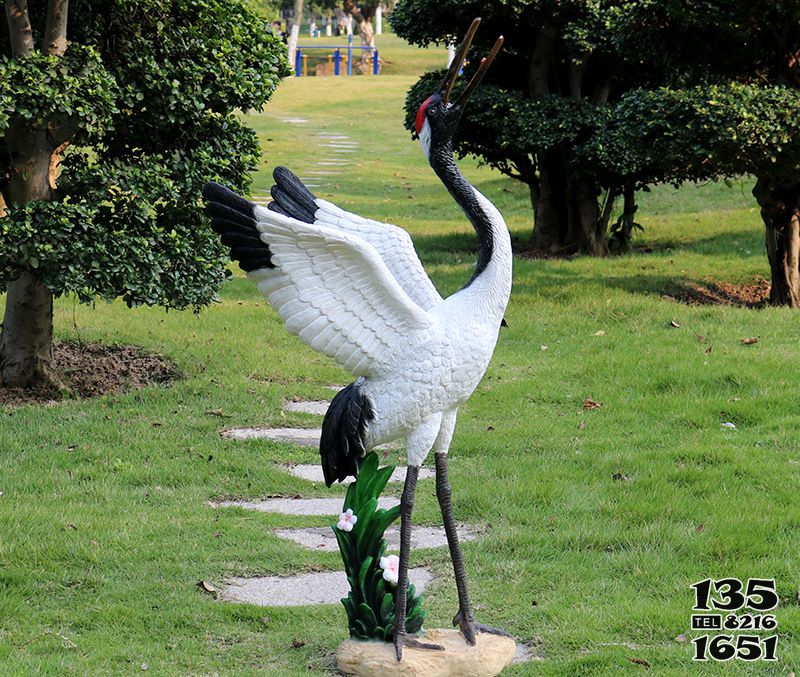 丹頂鶴雕塑-公園草坪展翅的丹頂鶴雕塑高清圖片