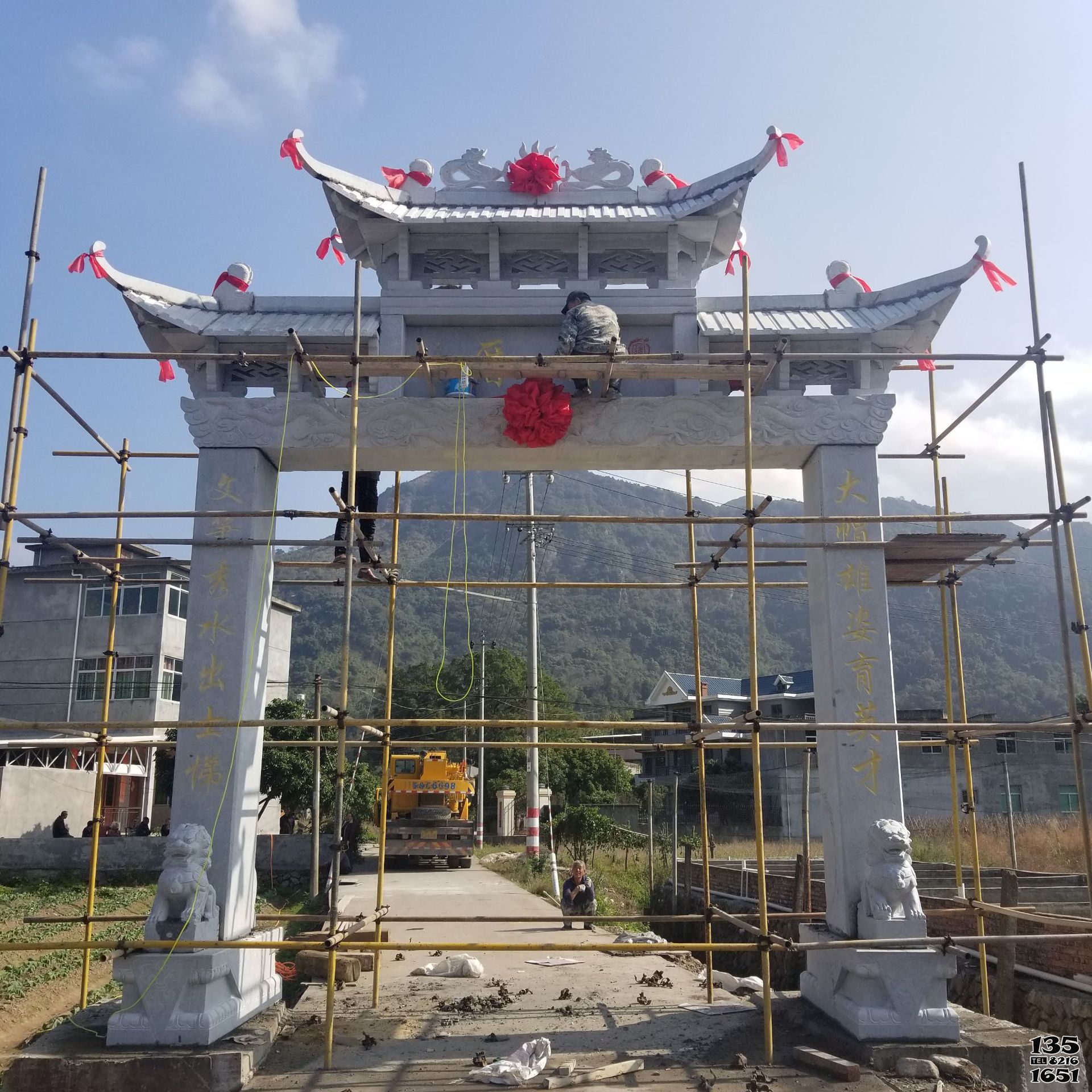 牌坊雕塑-城鎮(zhèn)建設裝飾村口單門石牌坊高清圖片