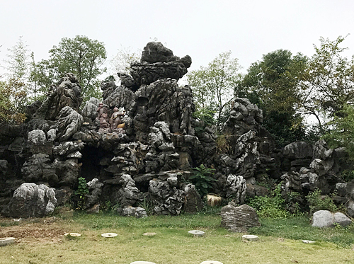 假山雕塑-動物園猴子景區擺放靈璧石假山雕塑高清圖片