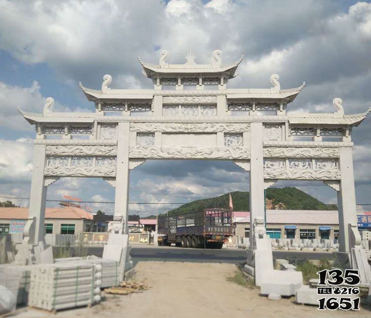 牌坊雕塑-村莊道路街邊三門(mén)五樓大理石牌坊石雕高清圖片