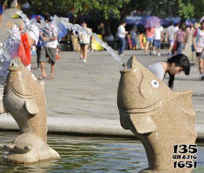 噴水雕塑-公園擺放的鯉魚花崗石石雕創(chuàng)意噴水雕塑高清圖片