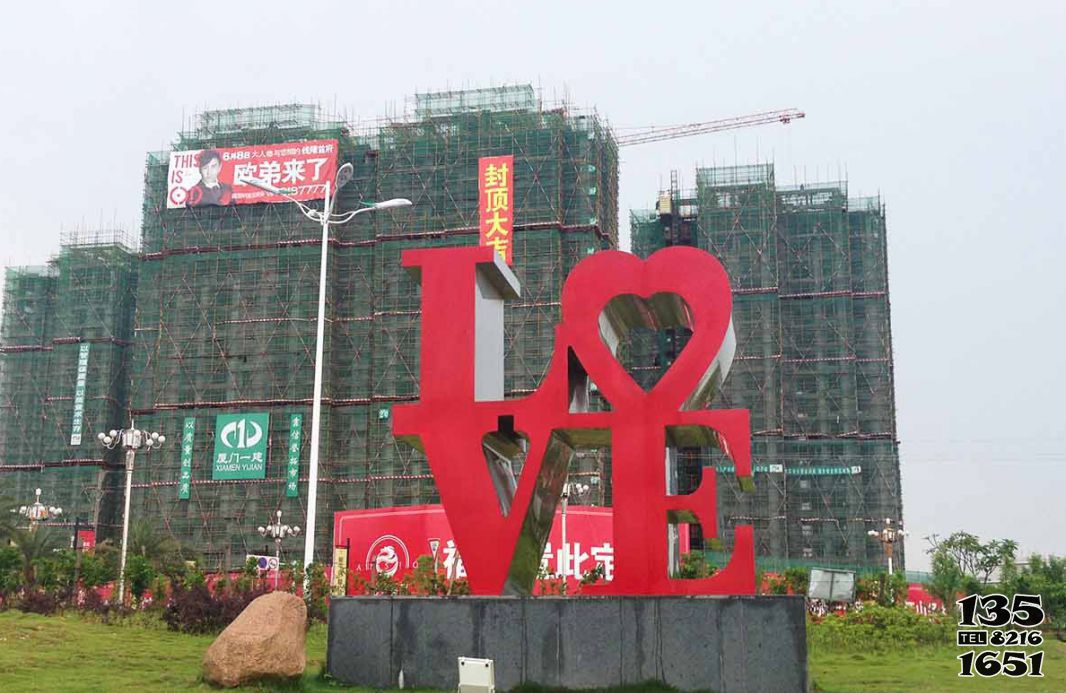 LOVE雕塑-廣場擺放的兩層紅色不銹鋼創意LOVE雕塑高清圖片