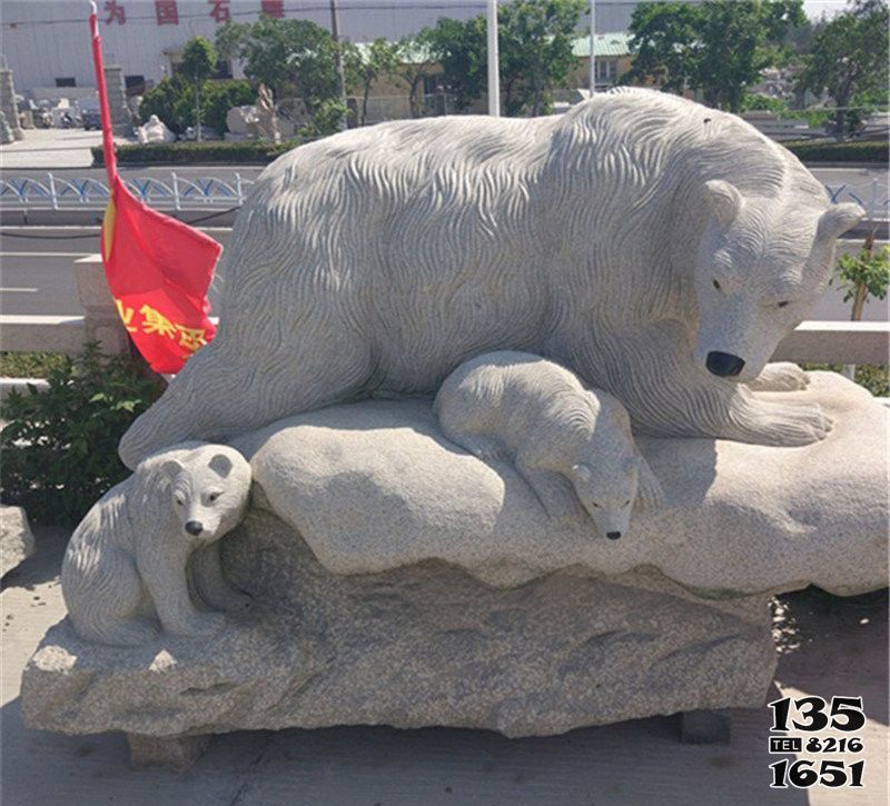 北極熊雕塑-街道邊公園里擺放的一大兩小玻璃鋼創意北極熊雕塑高清圖片