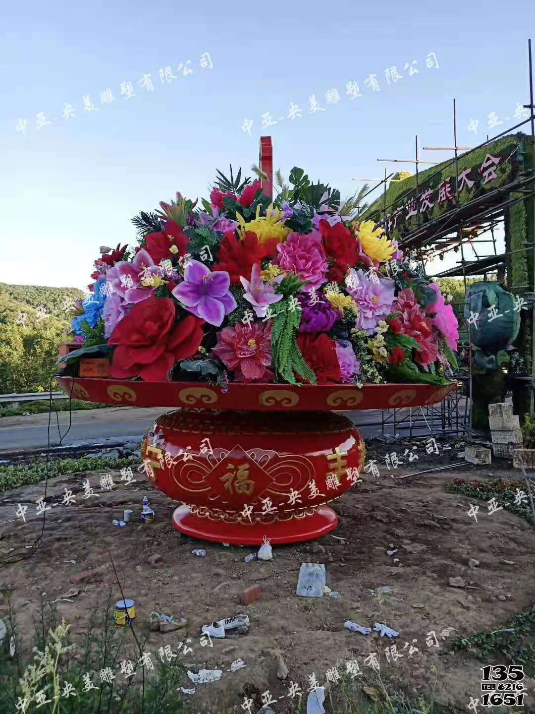 花籃雕塑-迎國(guó)慶玻璃鋼彩繪花朵花籃雕塑高清圖片