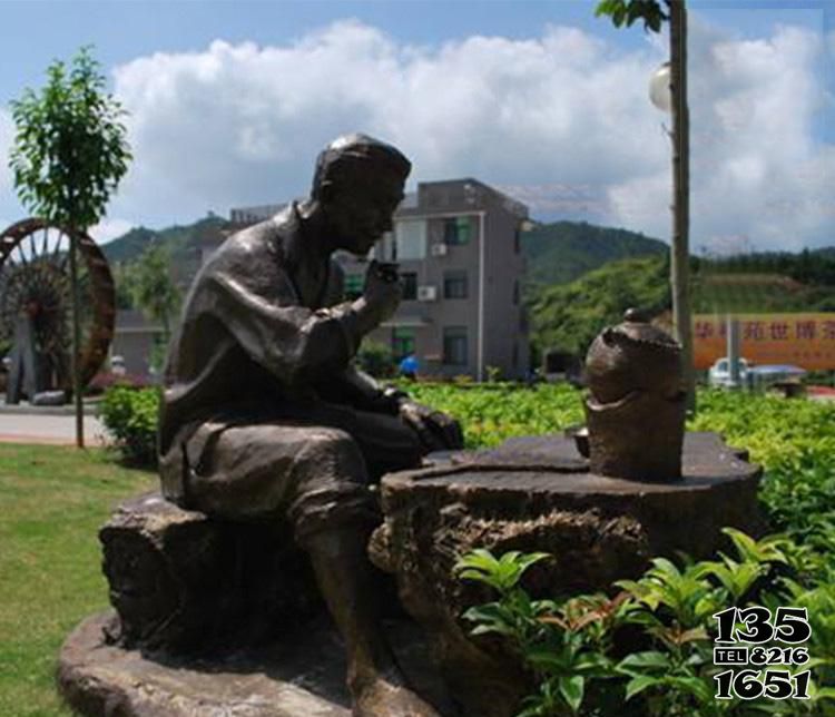 中醫雕塑 -景區園林擺放熬中藥的小品人物玻璃鋼仿銅雕塑高清圖片