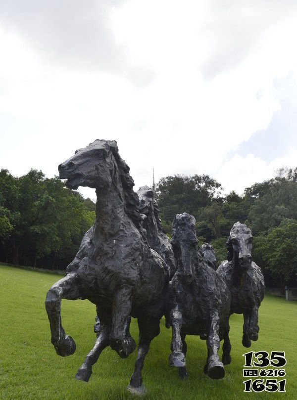 馬群雕塑-公園里擺放的一群玻璃鋼抽象馬群雕塑高清圖片