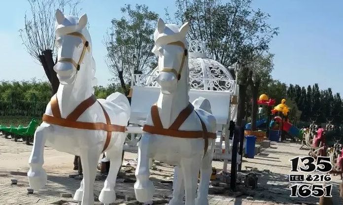 馬車雕塑-兒童學(xué)校游樂場鏤空不銹鋼馬車雕塑高清圖片