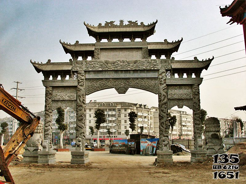 牌坊雕塑-城市街道擺放青石仿古浮雕龍柱三門(mén)牌坊高清圖片