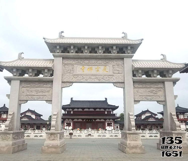 牌坊雕塑-寺廟門前大理石浮雕三門牌樓石雕高清圖片