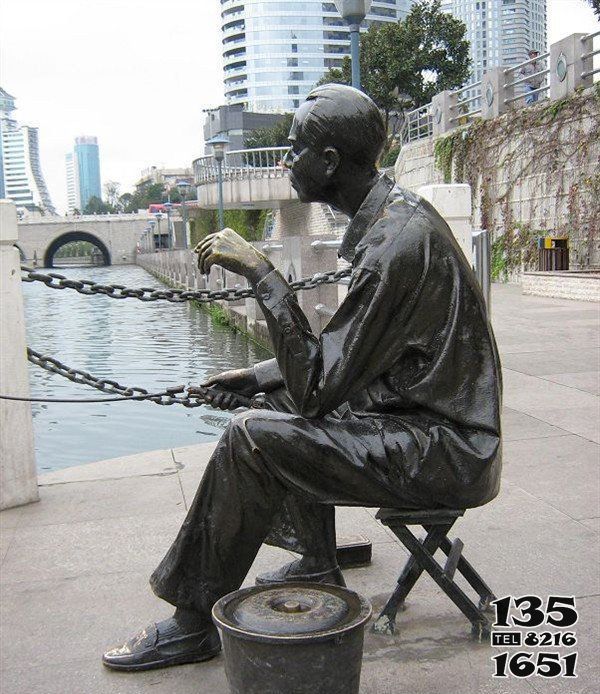 釣魚(yú)雕塑-小區(qū)公園釣魚(yú)坐姿景觀人物銅雕高清圖片