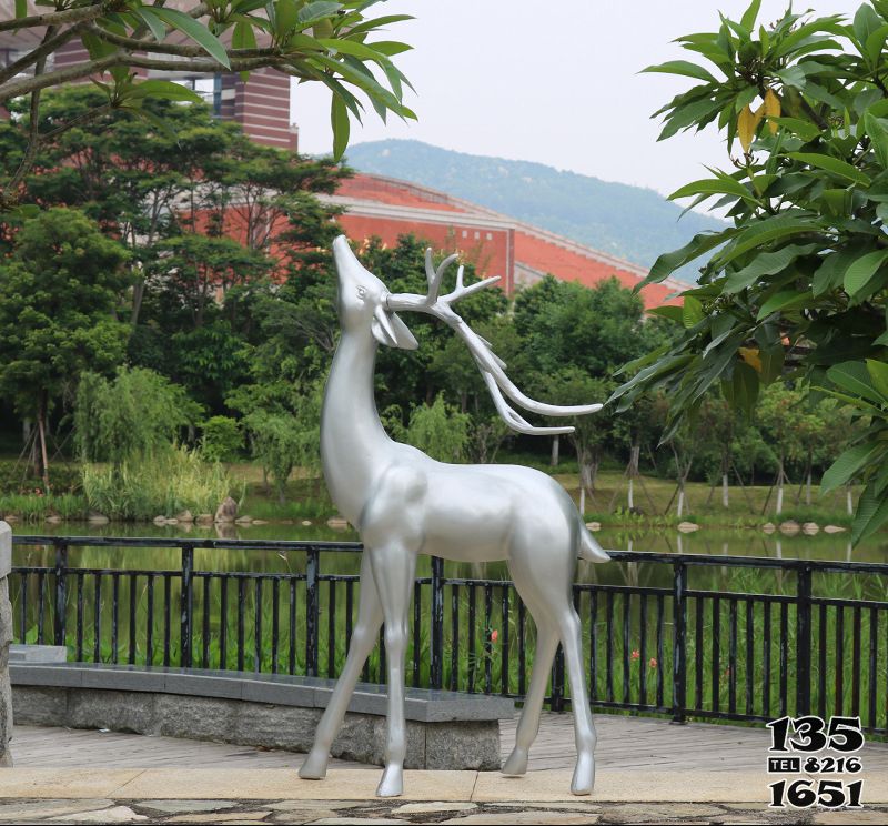 鹿雕塑-公園創(chuàng)意不銹鋼白鋼鹿雕塑高清圖片