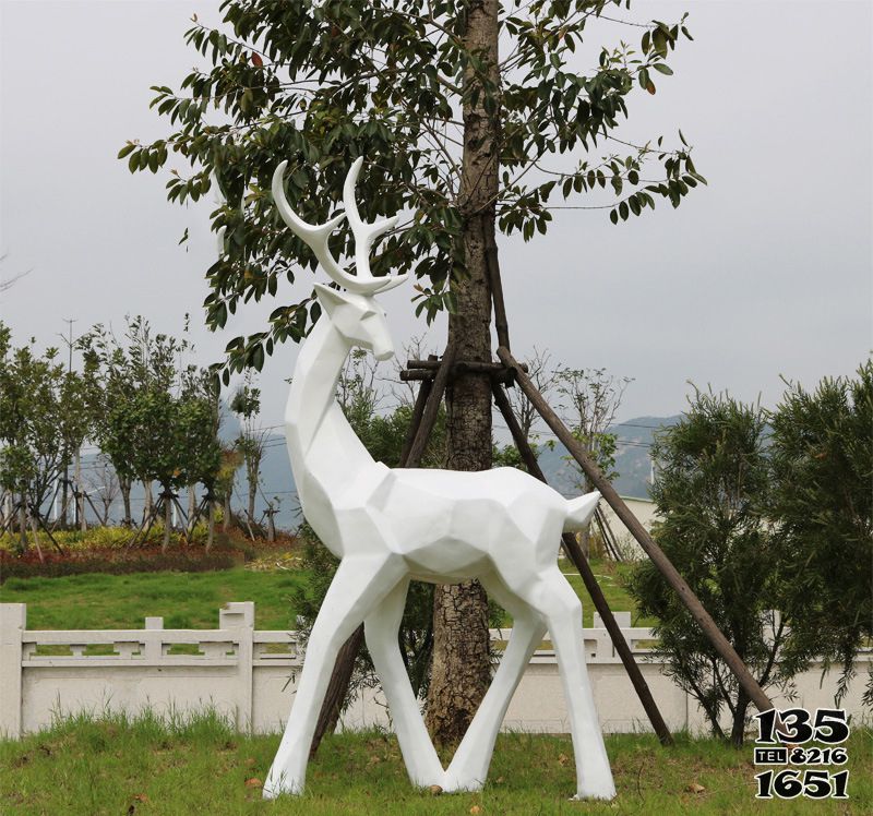 梅花鹿雕塑-公園景區(qū)大型動(dòng)物景觀回頭望的梅花鹿雕塑高清圖片