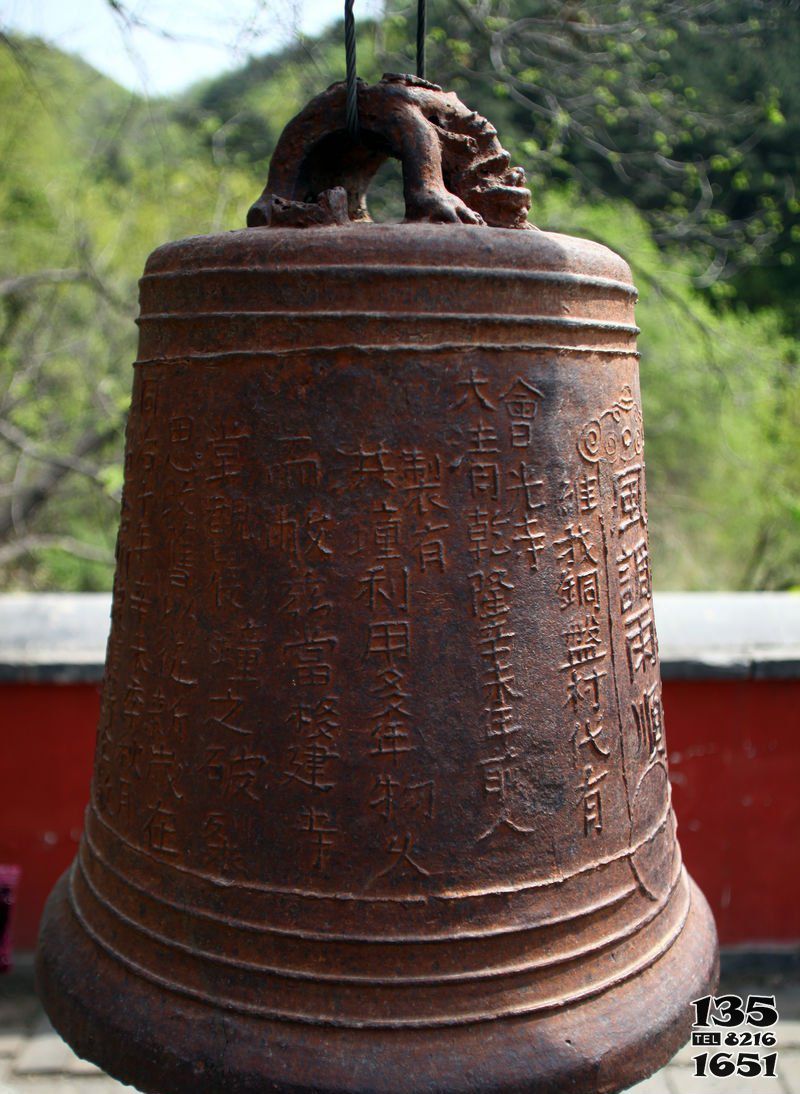 銅鐘雕塑-仿古做舊銅鐘雕塑高清圖片