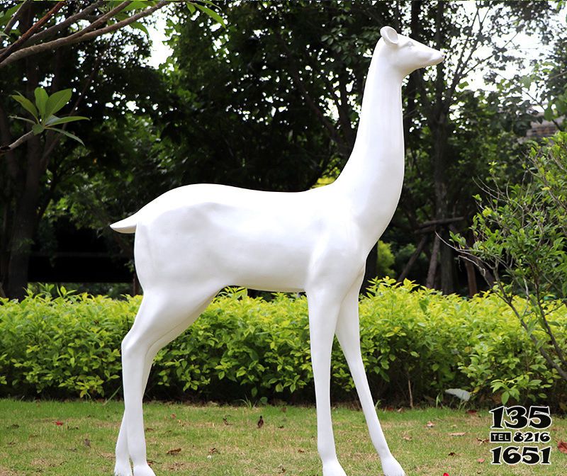 鹿雕塑-玻璃鋼樹脂公園草坪鹿雕塑高清圖片