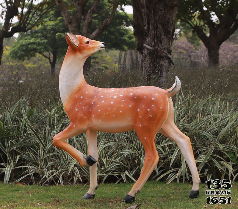 鹿雕塑-公園戶外一只回頭的樹(shù)脂鹿雕塑高清圖片