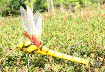 蜻蜓雕塑-游樂(lè)園學(xué)校擺放黃色大號(hào)玻璃鋼蜻蜓雕塑