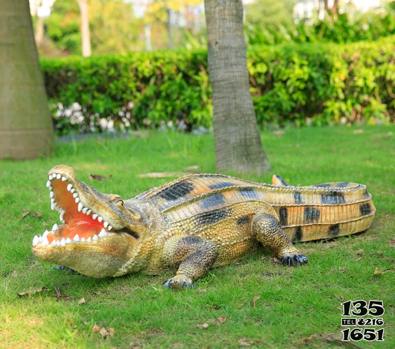 鱷魚雕塑-公園草地?cái)[放的張嘴的玻璃鋼彩繪鱷魚雕塑高清圖片