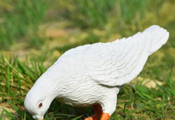 鴿子雕塑-公園戶外景區(qū)創(chuàng)意玻璃鋼仿真覓食鴿子雕塑