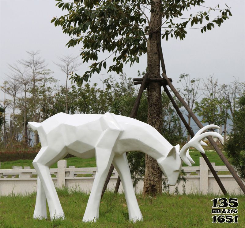 梅花鹿雕塑-戶(hù)外景觀裝飾品擺件低頭覓食的梅花鹿雕塑高清圖片