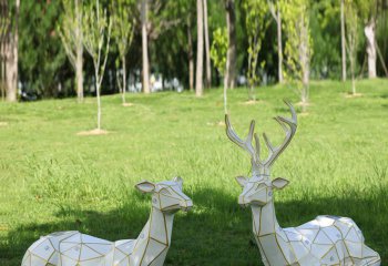 梅花鹿雕塑-玻璃鋼幾何公園景區兩只臥著的梅花鹿雕塑