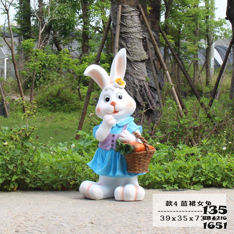 兔子雕塑-動物園一只藍裙子玻璃鋼兔子雕塑高清圖片