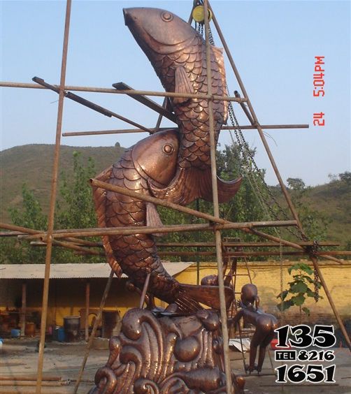 魚(yú)雕塑-戶外園林兩只大號(hào)不銹鋼噴漆鯉魚(yú)雕塑高清圖片