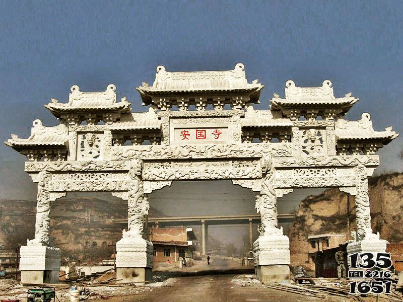 牌坊雕塑-景區安國寺門前擺放龍紋浮雕門樓牌坊雕塑高清圖片