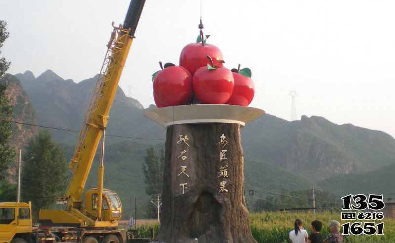 蘋果雕塑-鄉(xiāng)村農場卡通玻璃鋼鋼蘋果雕塑高清圖片