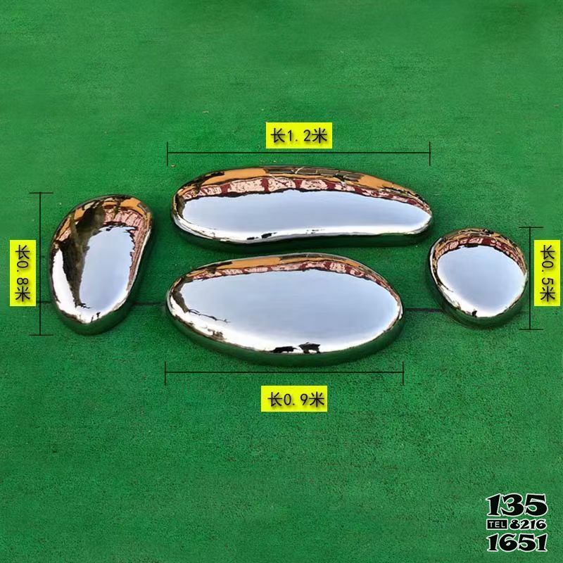 石頭雕塑-草坪四個(gè)不銹鋼鏡面圓潤(rùn)石頭雕塑高清圖片