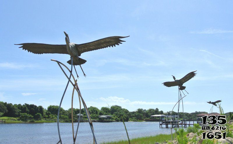 仙鶴雕塑-公園湖中創意不銹鋼飛翔的仙鶴雕塑高清圖片