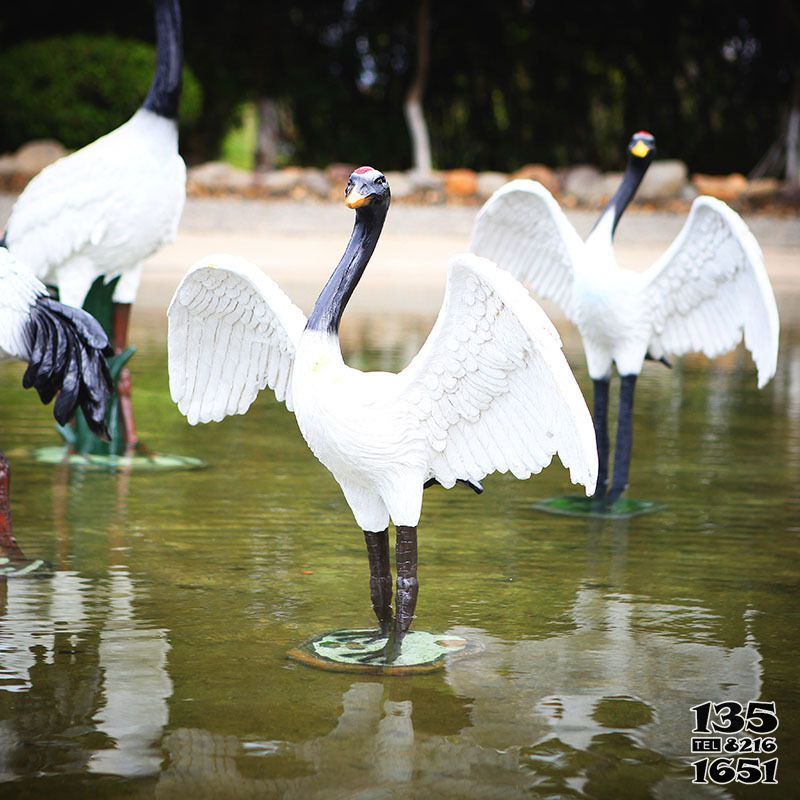 仙鶴雕塑-公園池塘玻璃鋼彩繪仿真動物仙鶴雕塑