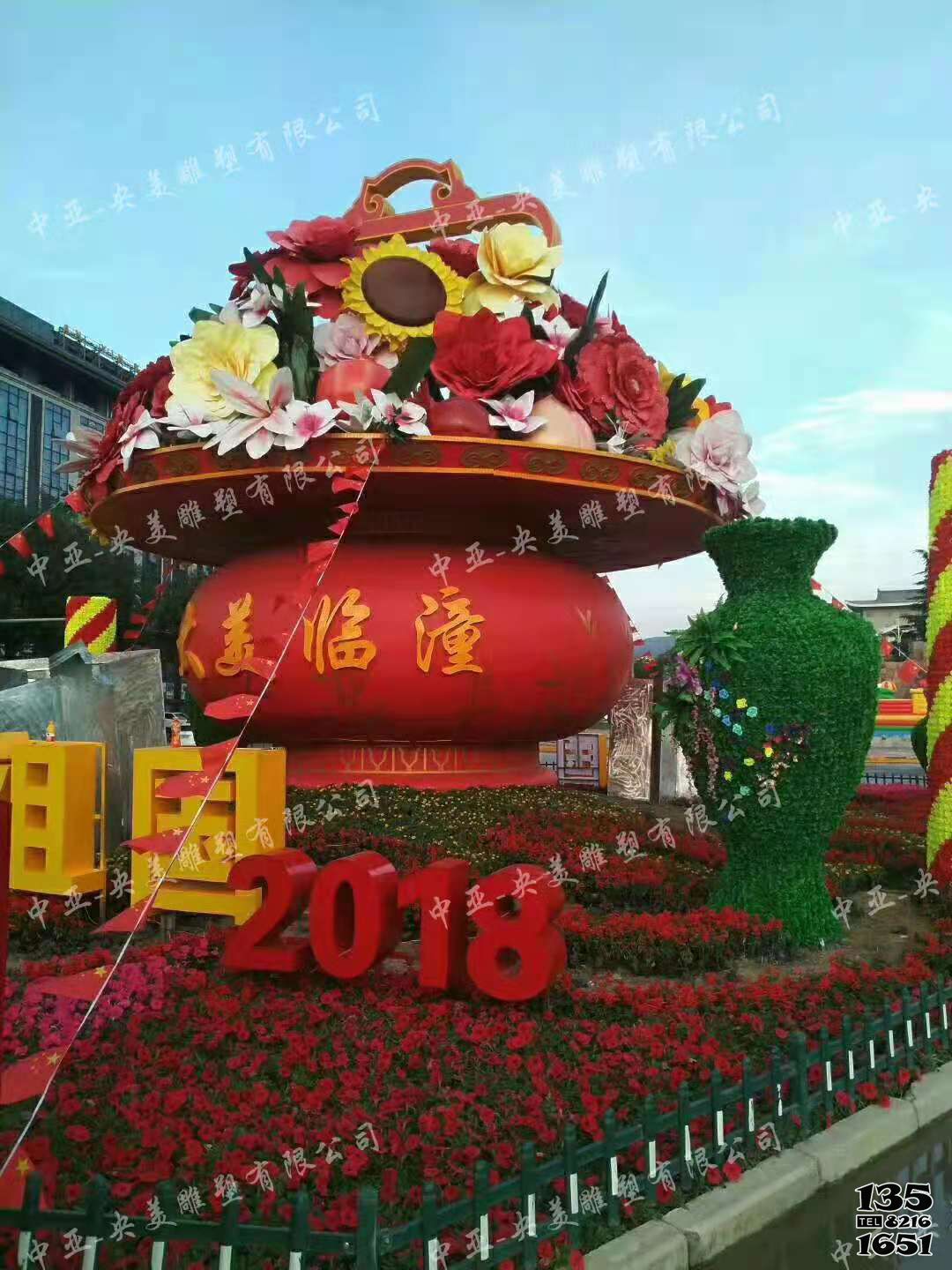 花籃雕塑-廣場(chǎng)大型景觀玻璃鋼彩繪國(guó)慶祝福祖國(guó)花籃雕塑高清圖片