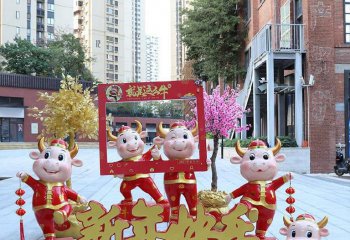 牛雕塑-小區(qū)裝飾一群新年快樂玻璃鋼紅色牛雕塑