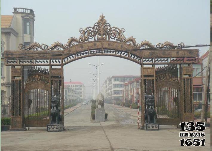 牌坊雕塑-鐵藝鏤空不銹鋼小區(qū)三門牌坊雕塑高清圖片