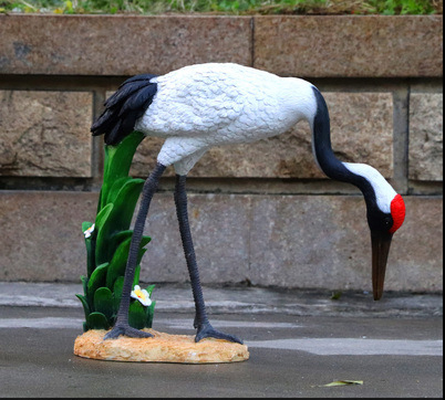 丹頂鶴雕塑-玻璃鋼彩繪戶(hù)外公園覓食的丹頂鶴雕塑高清圖片