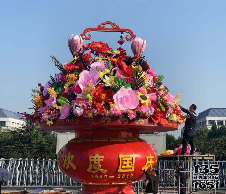 花籃雕塑-公園廣場(chǎng)創(chuàng)意彩繪鮮花花籃雕塑高清圖片