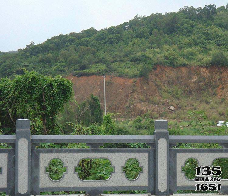 欄桿欄板雕塑-園林景區(qū)大理石黑鏤空護(hù)欄雕塑高清圖片