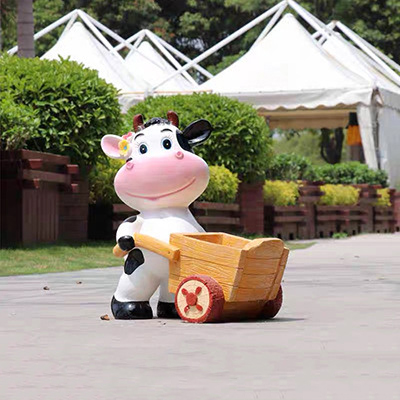 牛雕塑-動物園一只推車的玻璃鋼牛雕塑高清圖片