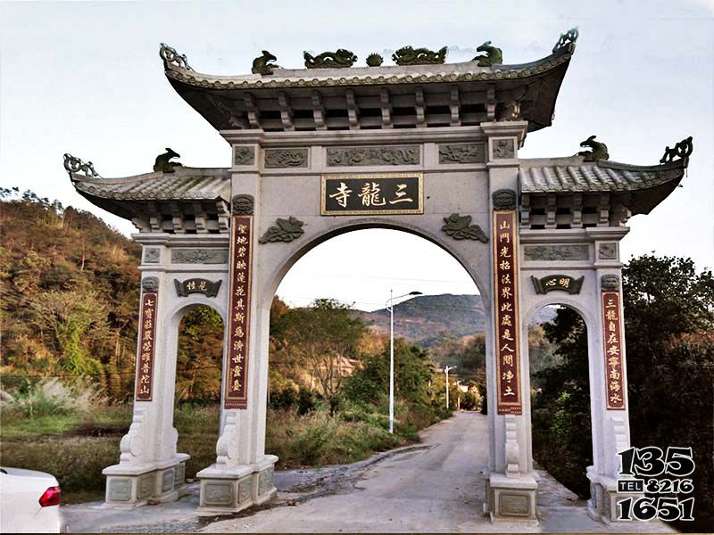 牌坊雕塑-三龍寺廟青石仿古建筑浮雕斗拱門(mén)樓牌坊高清圖片