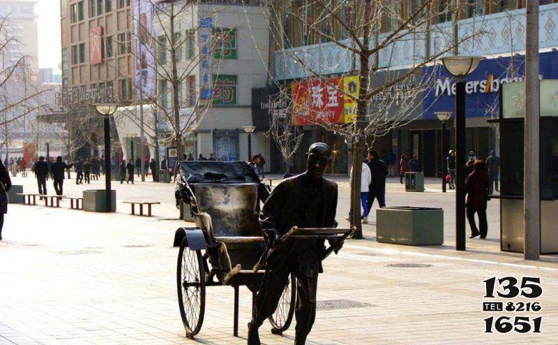 黃包車(chē)雕塑-商場(chǎng)室外擺放奔跑拉黃包車(chē)的人物景觀(guān)銅雕高清圖片