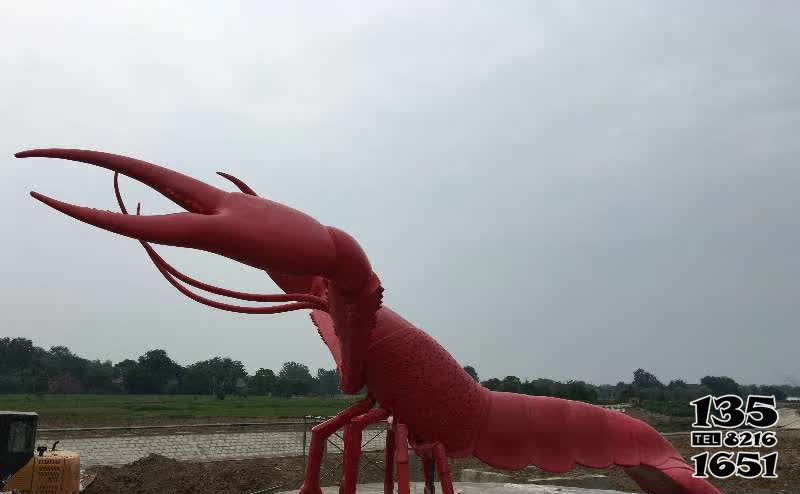 蝦雕塑-公園廣場擺放的舉著鉗子的玻璃鋼創意蝦雕塑高清圖片